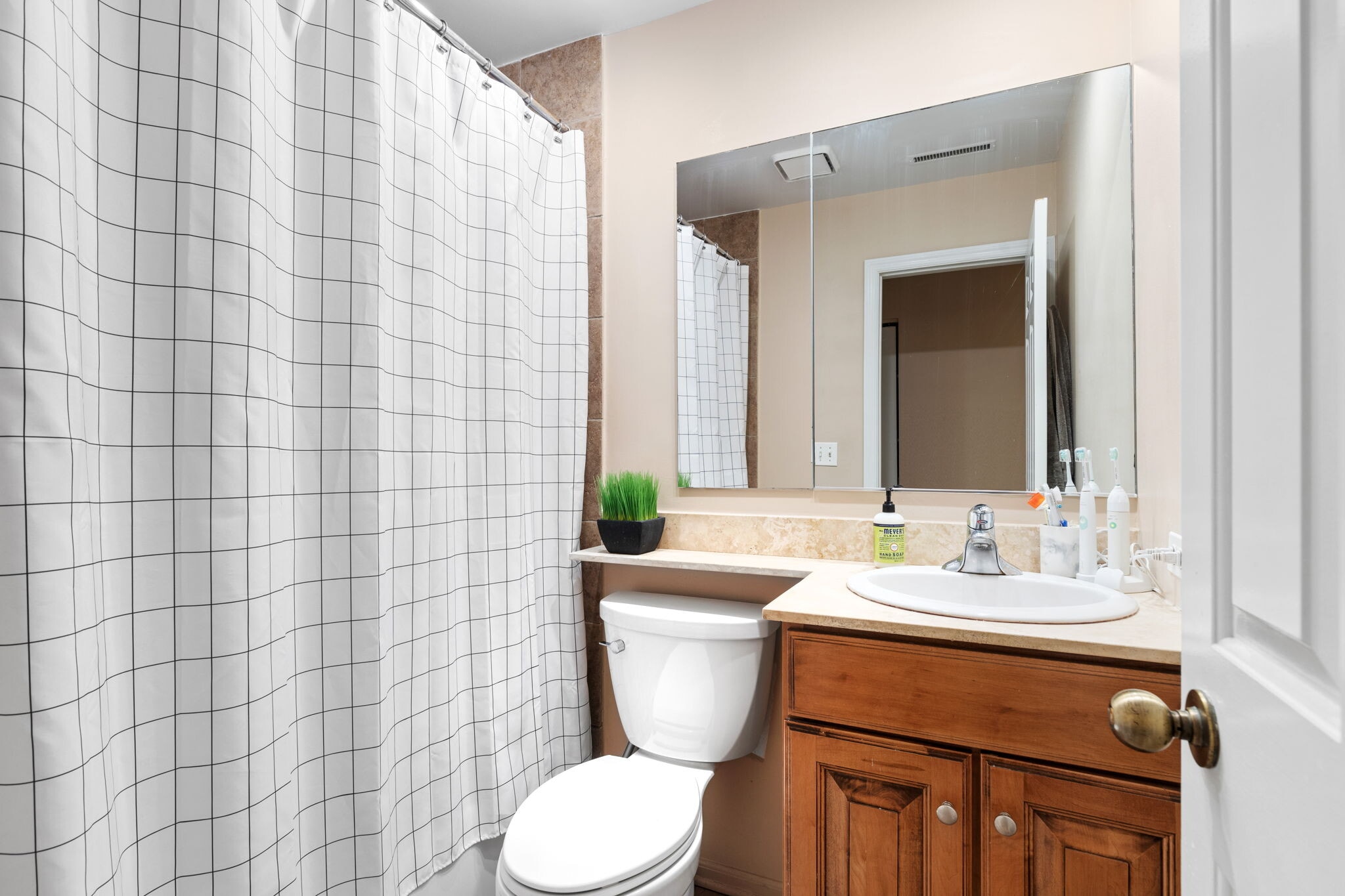 Building Photo - 104 W Oak St