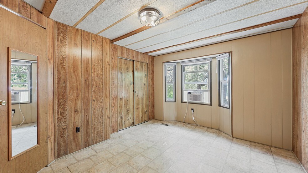 Building Photo - 215 Spanish Oak Dr