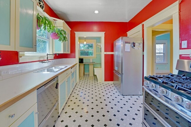 Building Photo - Vibrant Seattle Home-6 mo. lease available!