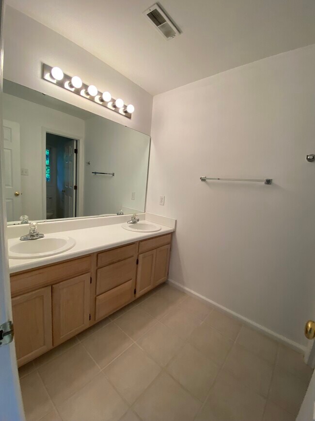 Building Photo - 201 Mint Hill Dr