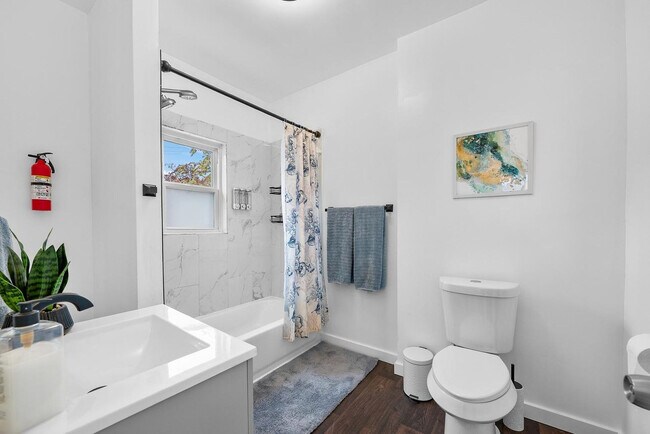 Building Photo - 2009 Sharon St