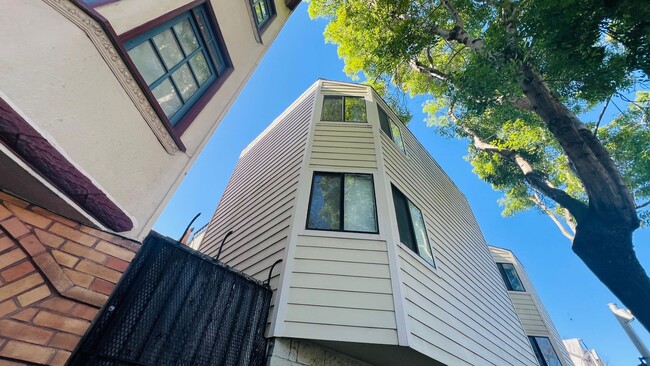Building Photo - EPIC REA: Charming 2Bed/1Bath Condo w/ Parking
