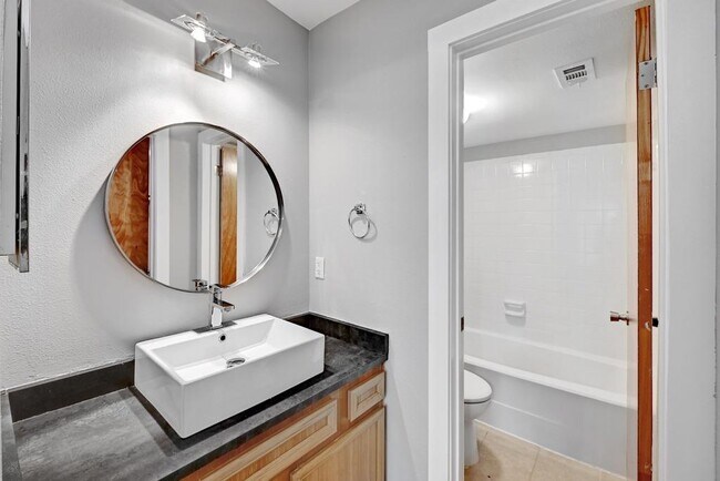 Building Photo - 1601 Faro Dr