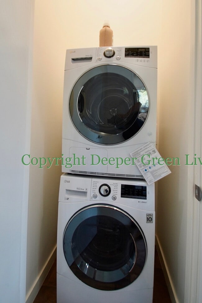 Building Photo - 2 Bedroom Woodacre Home with Views!