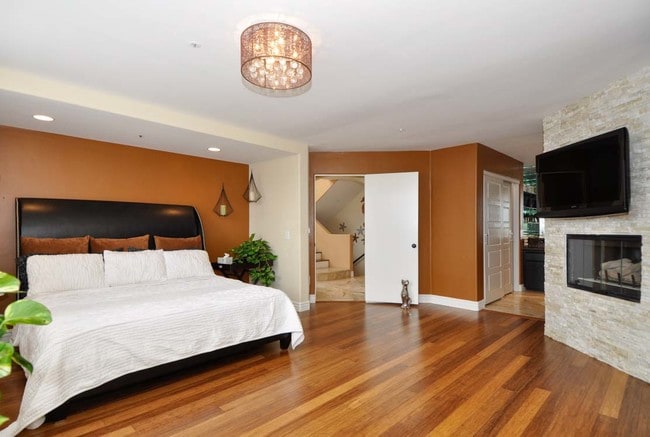 Mstr, hear the ocean - 2281 Cambridge Ave