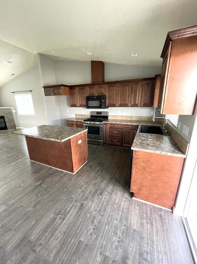 Building Photo - Beautiful Three Bedroom Two Bath in Kennewick
