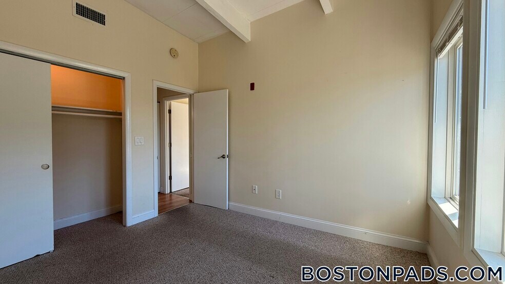 Building Photo - 12 Westgate Dr