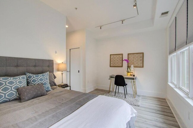 Building Photo - Marvelous Modern Mt Vernon One-Bedroom! - ...