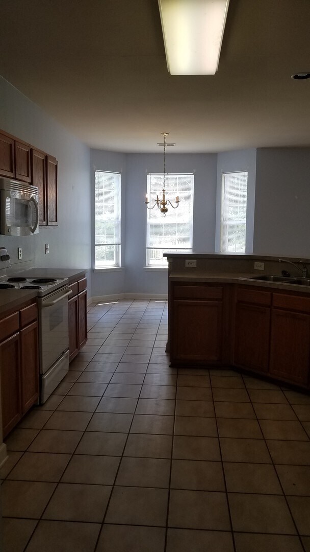 Building Photo - Lovely 4 BR/2.5 BA in Avalon -  FRESH paint, BRAND NEW flooring, FOUR bedrooms and a FENCED yard!!
