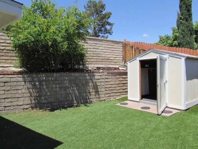 Building Photo - Gorgeous Private  Townhome on Cul-de-Sac--...
