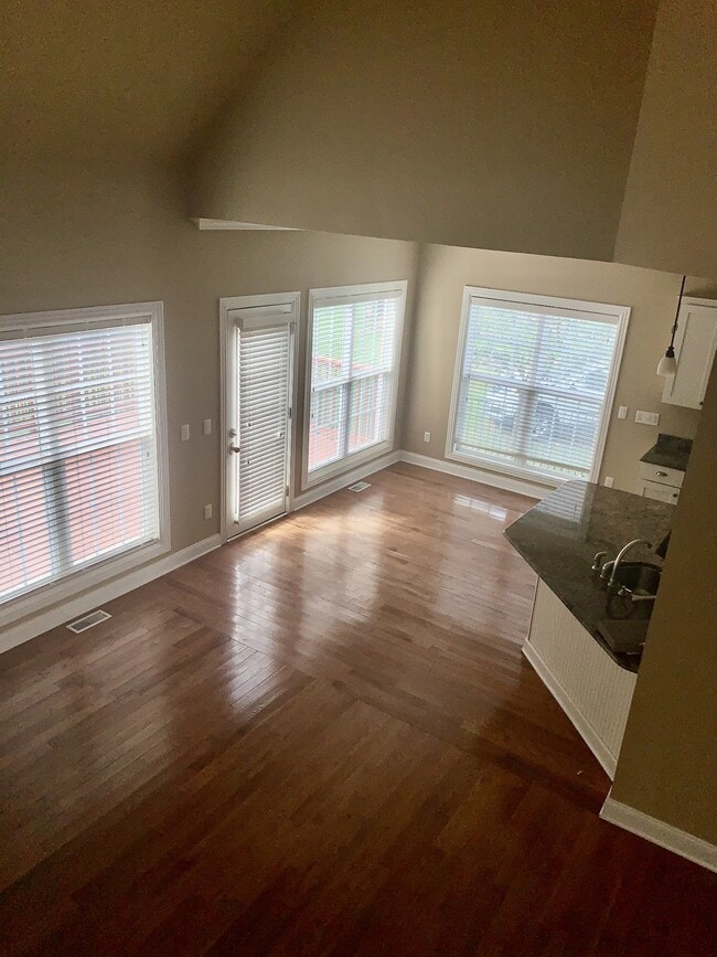 Building Photo - 426 Creekview Dr