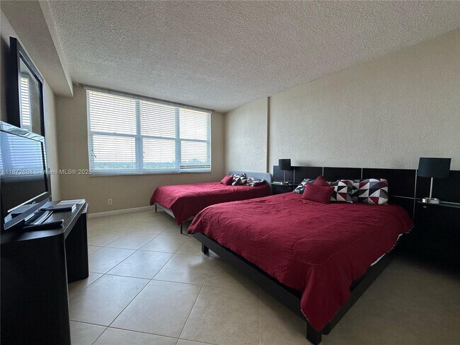 Building Photo - 2501 S Ocean Dr