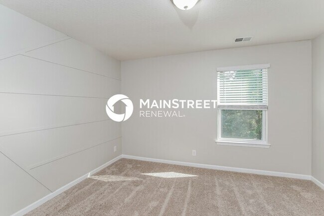Building Photo - 4 Bedroom Pet-Friendly Home in Clinton, TN with Main Street Renewal