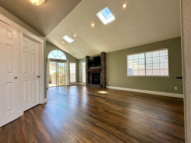 Building Photo - Bright & Spacious 3 Bed / 2 Bath - Gorgeou...