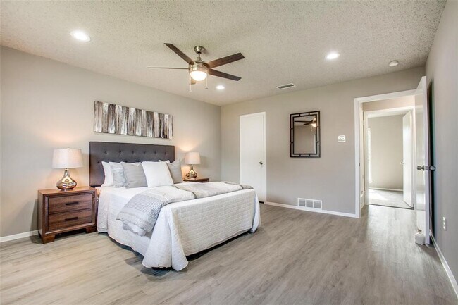 Building Photo - 2205 Richbrook Dr