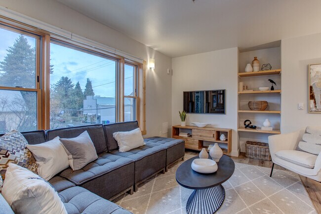 Building Photo - Luxury top floor 2bd in the heart of Sellw...