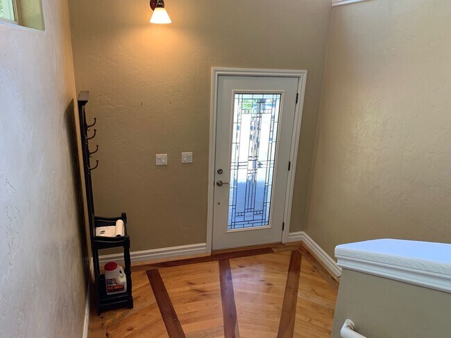 Building Photo - 5 bedroom 3 bathroom gorgeous house with v...