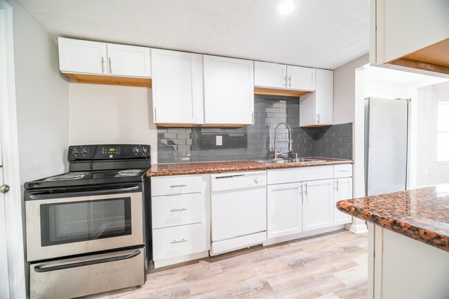 Building Photo - 465 Brehl Ave