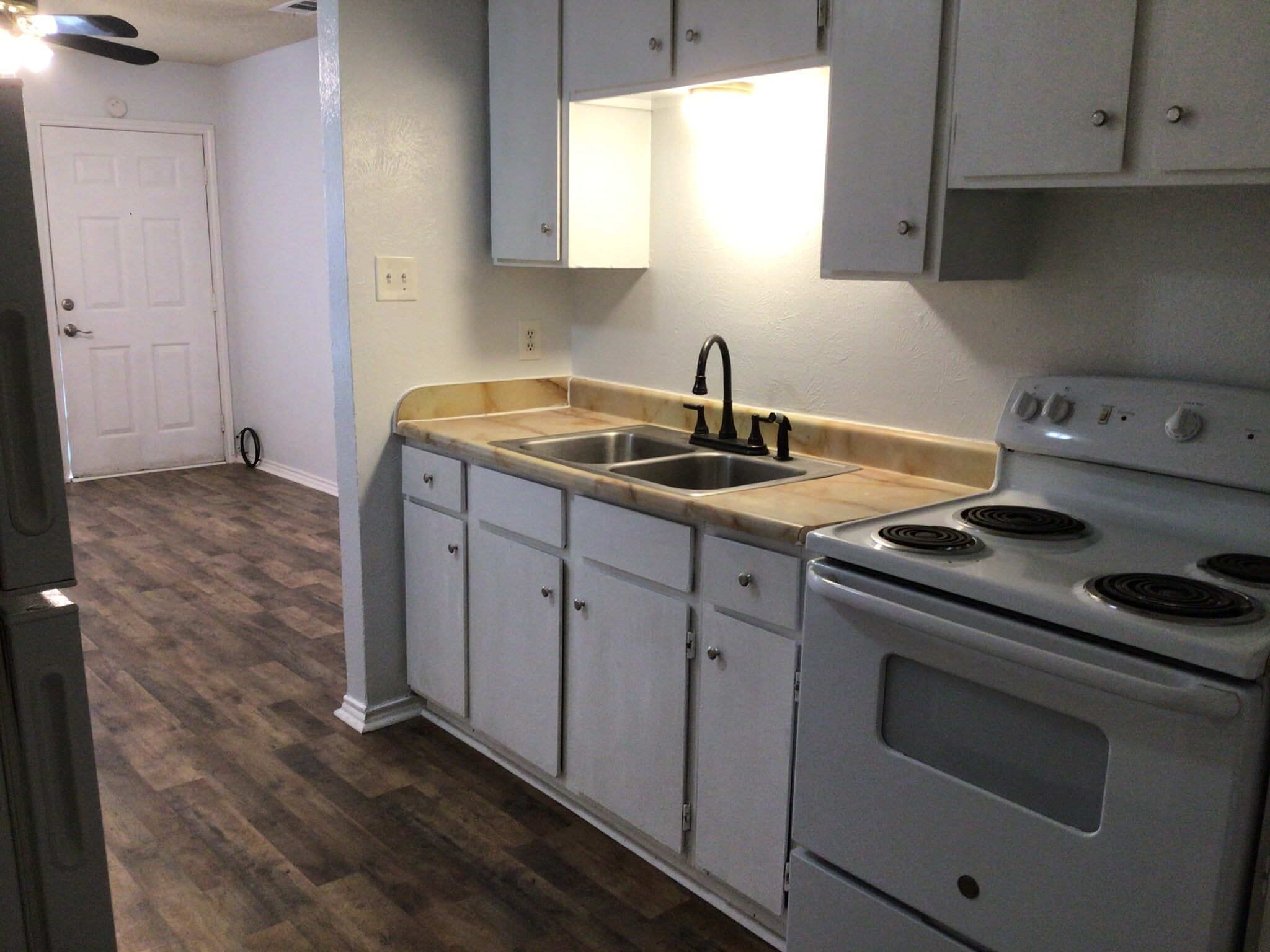 Building Photo - 304 E Oakdale St