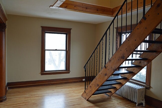 Building Photo - 717 W 28th St