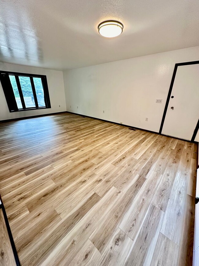 Building Photo - 3 Bedroom Home for Rent in North Pole!