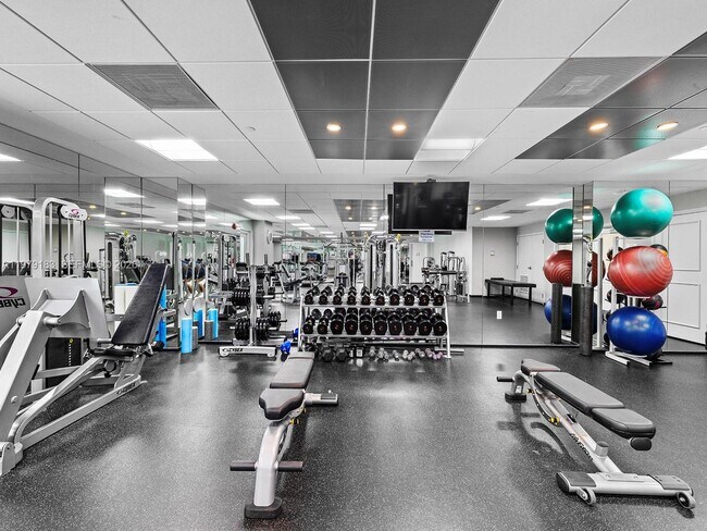 Building Photo - 2645 S Bayshore Dr