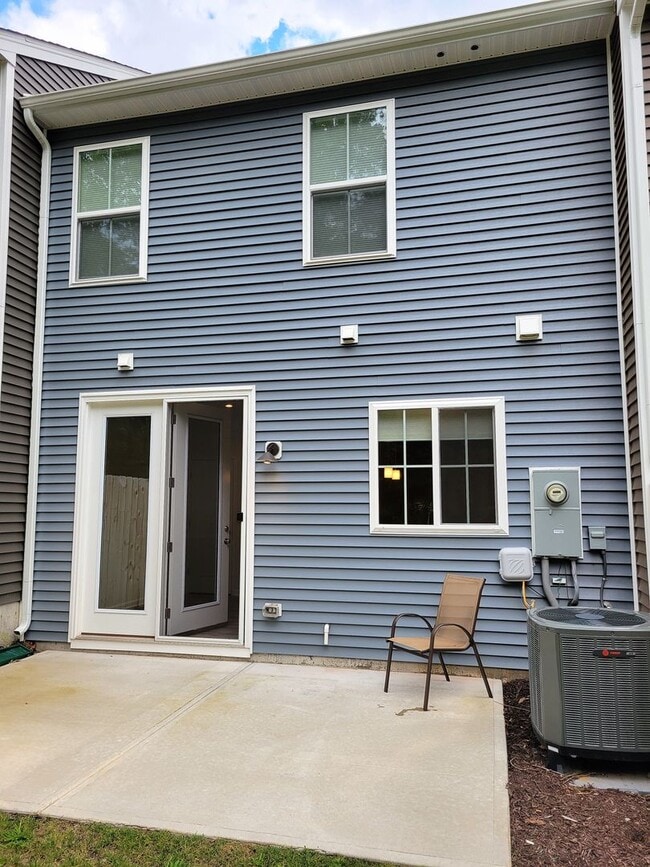 Building Photo - Immaculate 3 bedroom townhouse centrally located in Bon Air