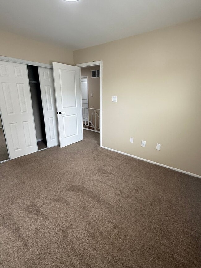 Building Photo - Beautiful Updated 4 bedroom townhouse available!