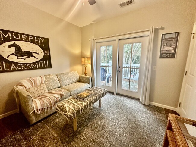 Building Photo - Two Bedroom Apartment in the Heart of Bluffton's Promenade!