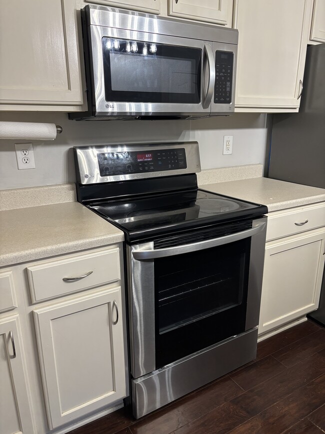 Building Photo - 5895 Mill Oak Dr