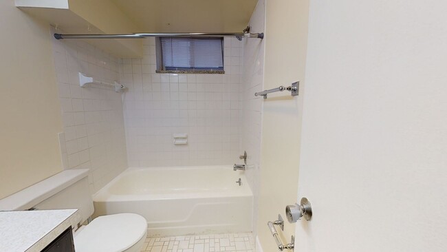 Building Photo - MacArthur Blvd Studio Apartment W/Off Stre...