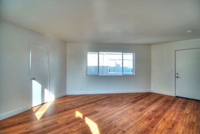 Building Photo - Fully Renovated Studio with Alcove Perfect...