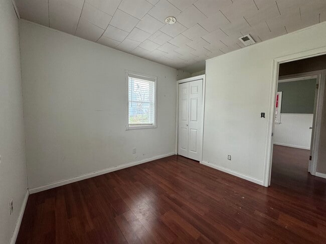 Building Photo - 1532 Vernon Ave