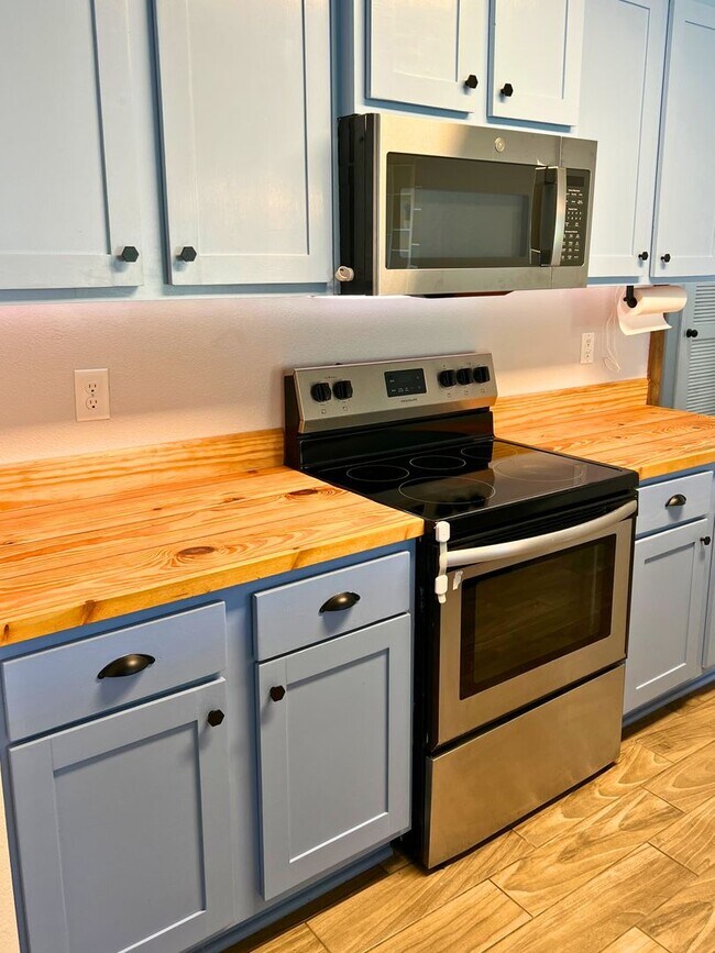 Building Photo - Stylish 4-Bedroom Home with Fenced Yard – Prime Location!