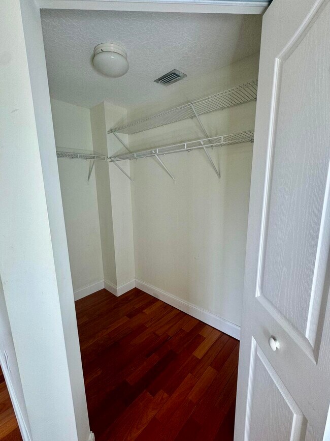 Building Photo - 3210 Myrtlewood Cir E