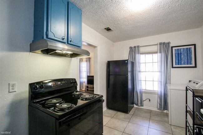 Building Photo - 2 br, 1 bath Duplex - 1319 East 53rd Street