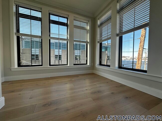 Building Photo - 157 Everett St