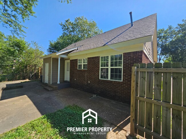 Building Photo - Spacious 3BR/2BA in 38115 | Soaring Ceilings & Floor-to-Ceiling Fireplace