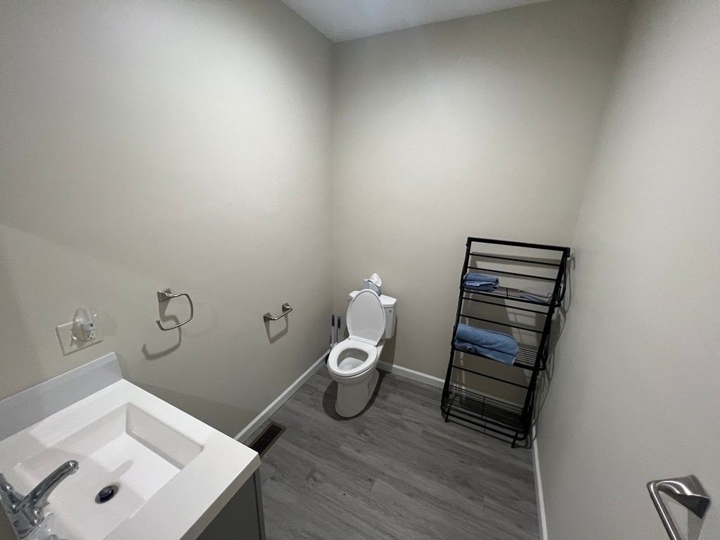 Bathroom - 12 Selkirk St