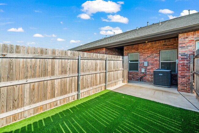 Building Photo - Beautiful Townhome Located South of Town N...