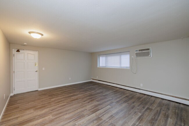 Building Photo - 3rd floor completely renovated and new owners