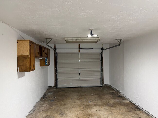 Building Photo - Updated 2 bedroom 1.5 bathroom duplex!