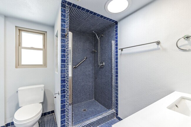 Building Photo - 3 Bed / 2 Bath Home with Bonus Room, Pool and Two Car Garage.