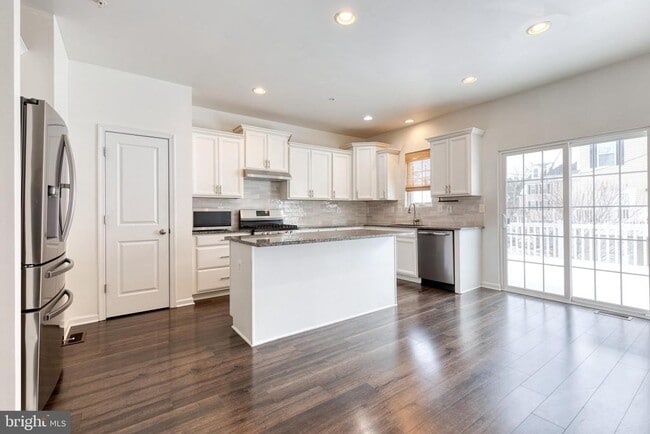 Building Photo - 8349 Daydream Cres