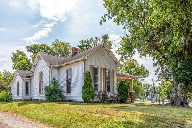Building Photo - Charming 4-Bed Home Minutes from Downtown ...