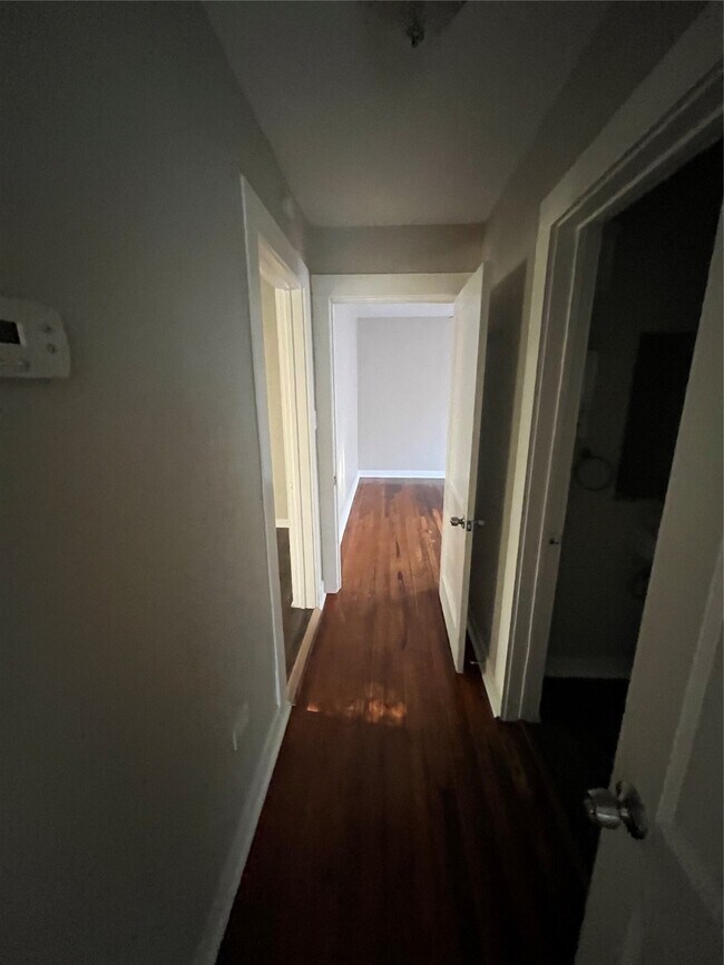 Building Photo - 704 15th Ave N