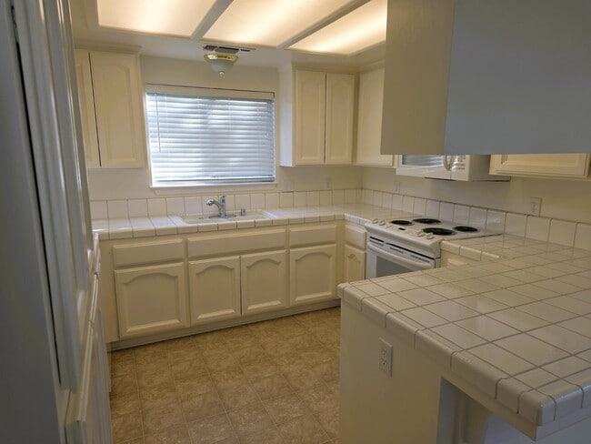 Building Photo - 832 Burlingame Ave