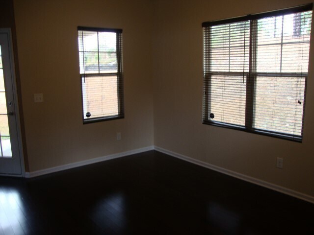 Building Photo - Stunning 2 Story Home with Open Kitchen