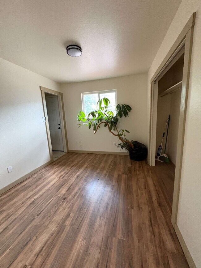 Building Photo - Westside 2 bedroom - Westend