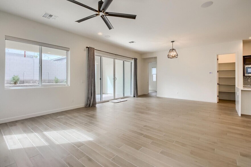 Building Photo - 1005 E Paseo Way